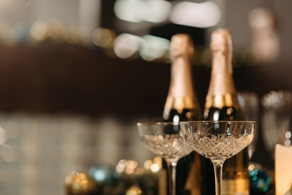 Twee champagneflessen met kristallen flutes