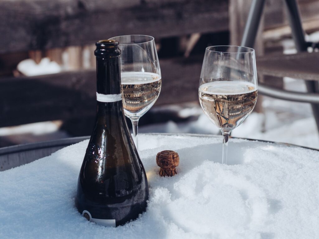 Gekoelde champagnefles en glazen